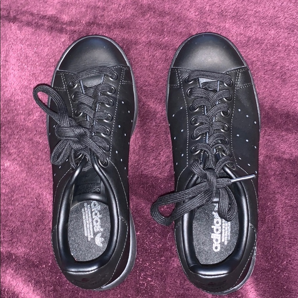 Black adidas Stan smiths